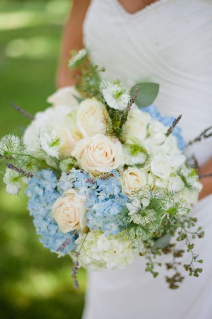 Букет невесты с горртензией и розами, украшенный зеленью