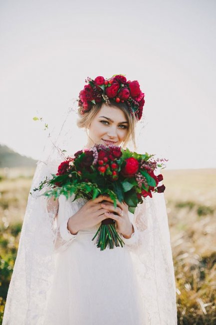 Яркий летный образ невесты в венке из живых цветов