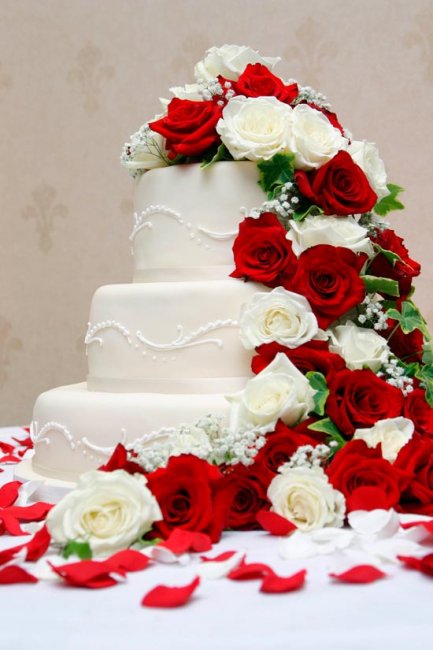 Бело-красный свадебный торт