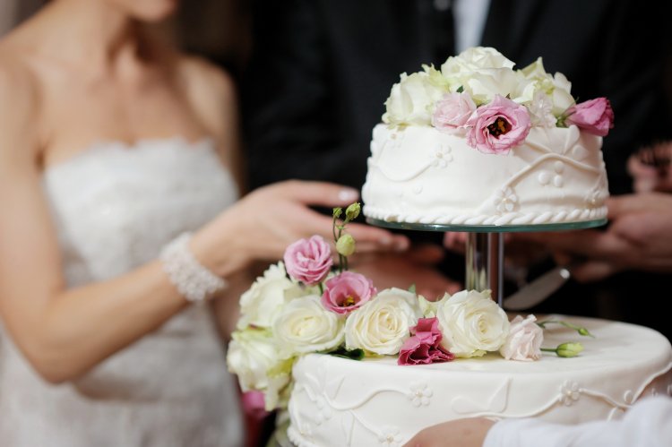 Разрезание торта на свадьбу