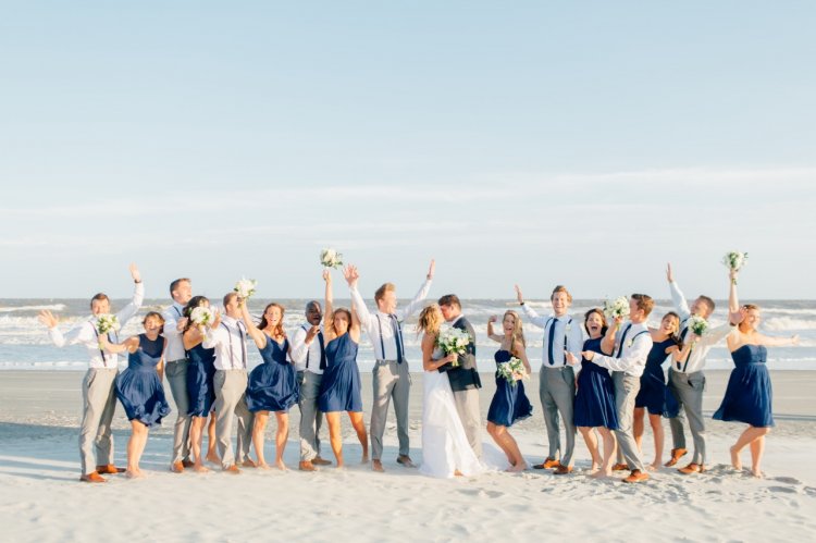 Празднование свадьбы на море с гостями