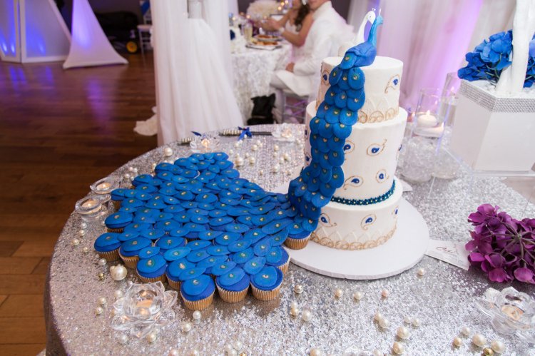 Контрастные оттенки свадебного торта