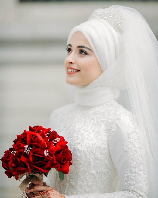 Мусульманская невеста с букетом