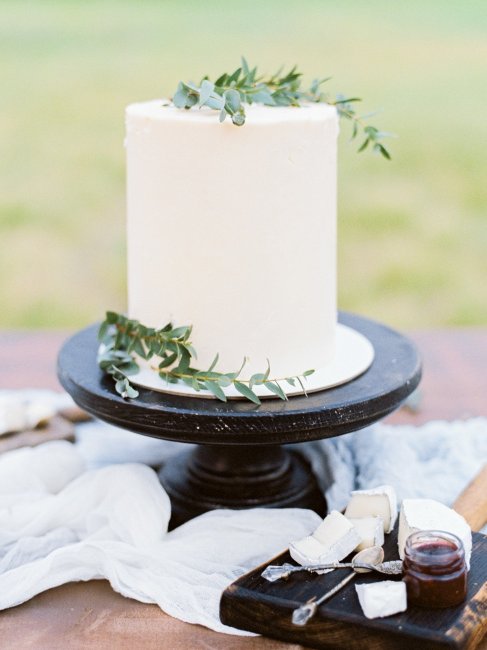 Свадебный торт в стиле минимализм с веточкой зелени