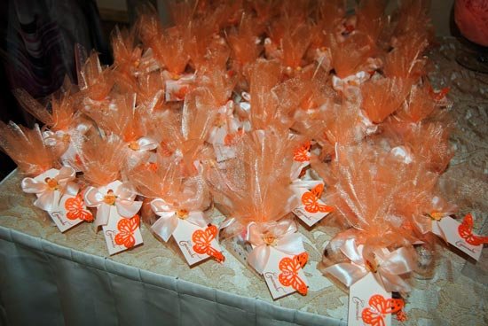 Свадебные подарки для гостей в персиково-оранжевом оформлении
