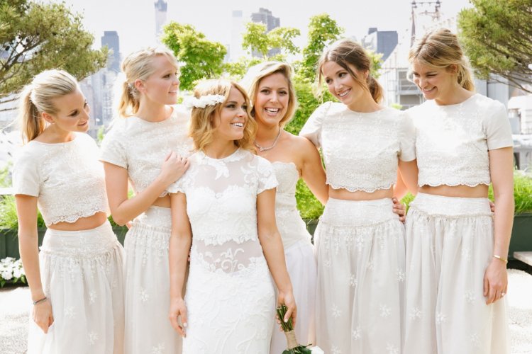 Невесту сложно отличить от подружек в белых платьях