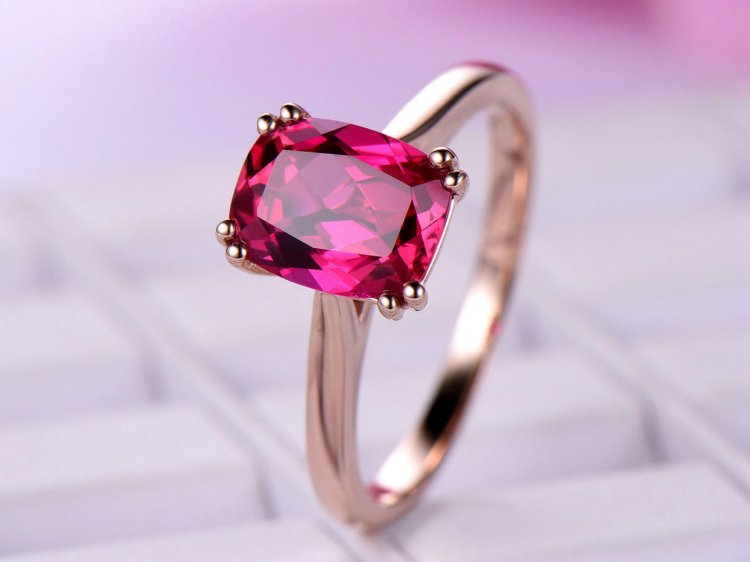 Обручальное кольцо с рубином