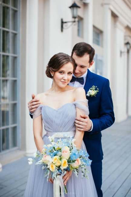 Невеста в дымчато-голубом платье с женихом