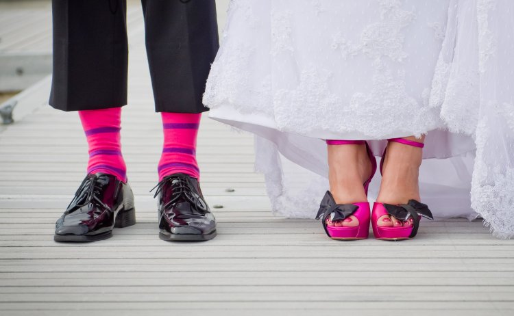 Туфли невесты и носки жениха