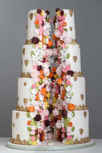 Разрезанный свадебный торт