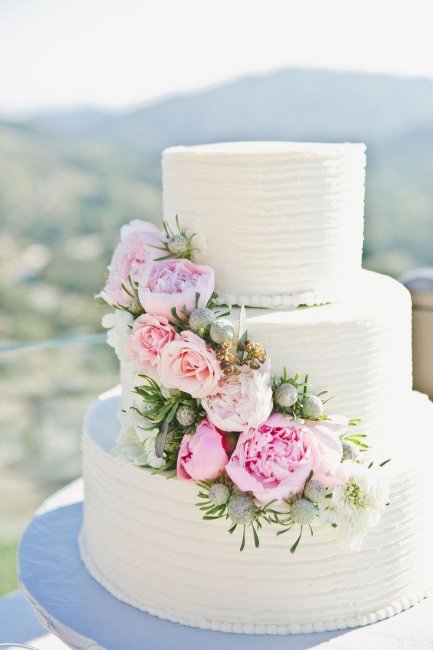 Живые цветы на свадебном торте