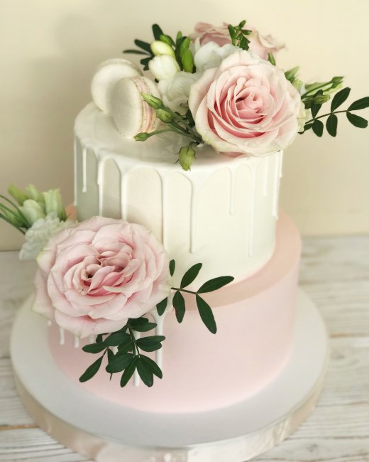 Свадебный торт с живыми розами
