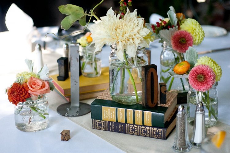 Книги в свадебном декоре