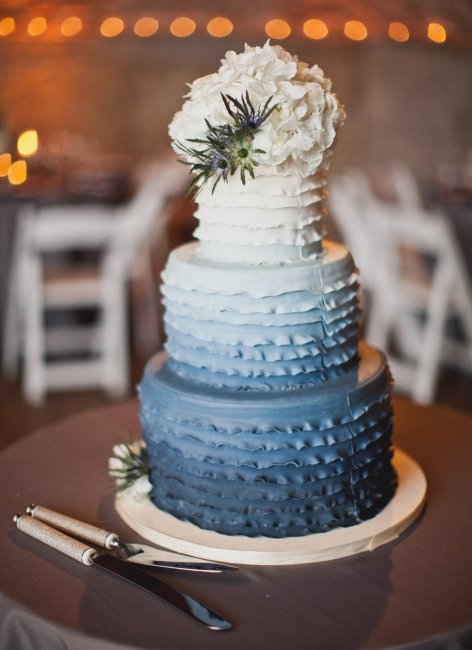 Торт в пыльно-голубом цвете