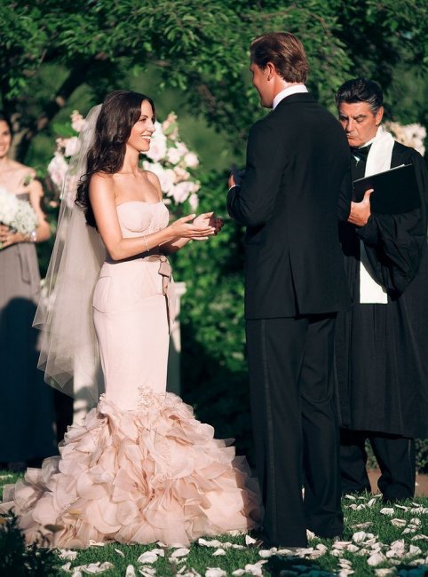 Свадебные наряды в розово-черной палитре