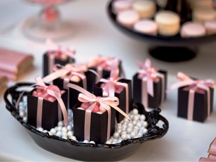 Аксессуары для свадьбы в розово-черной палитре