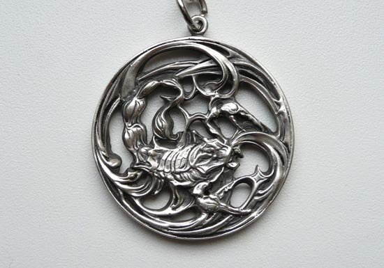 Медальон скорпион