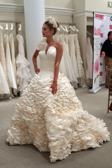 Свадебное платье из тулетной бумаги