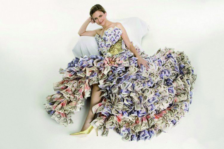 Невеста в платье из денег