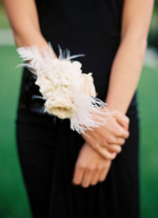 цветочный браслет для подружек невесты с перышками