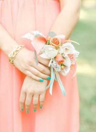 браслет для подружек невесты с живыми цветами и лентами