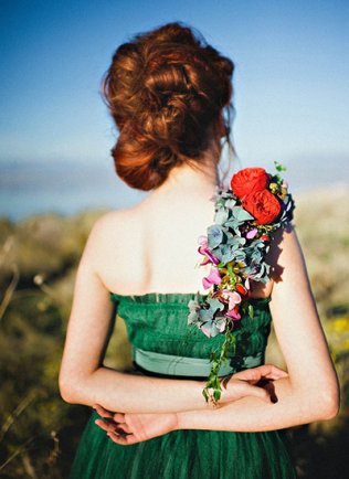 цветочный корсаж на плече подружки невесты