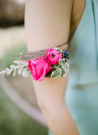 цветочный браслет для подружек невесты у основания плеча