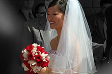 Невеста с свадебным букетом и свадебной фатой