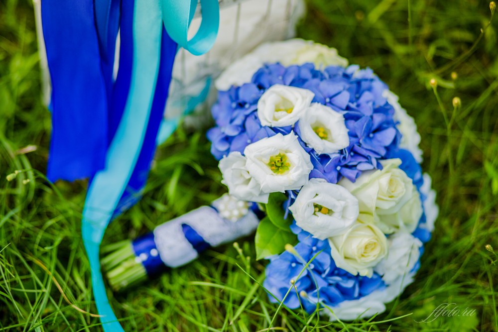 синий букет невесты