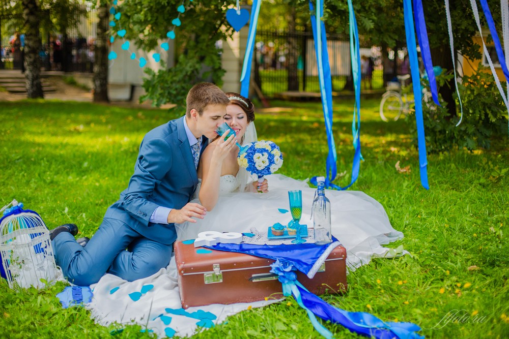 синий костюм на свадьбу
