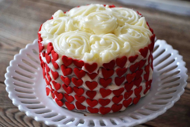 Украшение мастикой торта «Красный бархат»