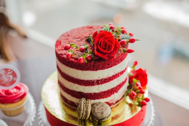 Украшение праздничного торта «Красный бархат»