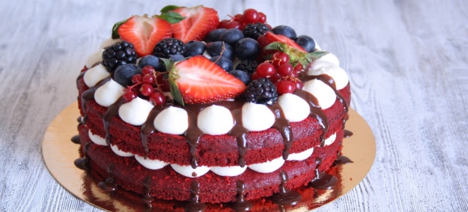 Украшение простого торта «Красный бархат»