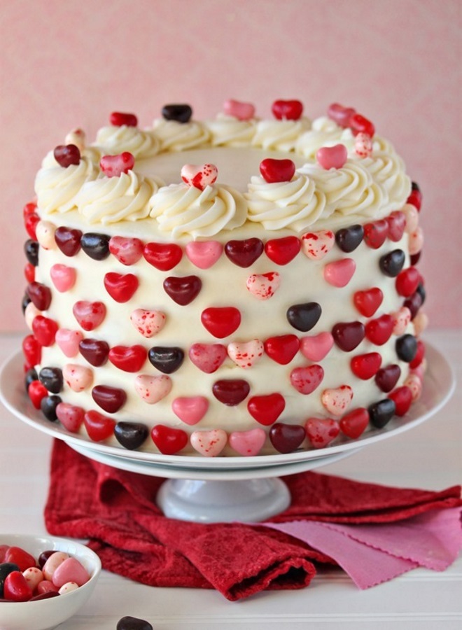 Украшение торта конфетами «Красный бархат»