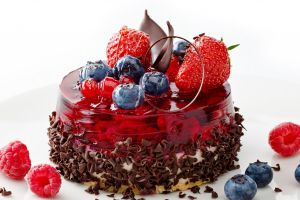 как украсить торт шоколадом и фруктами 7
