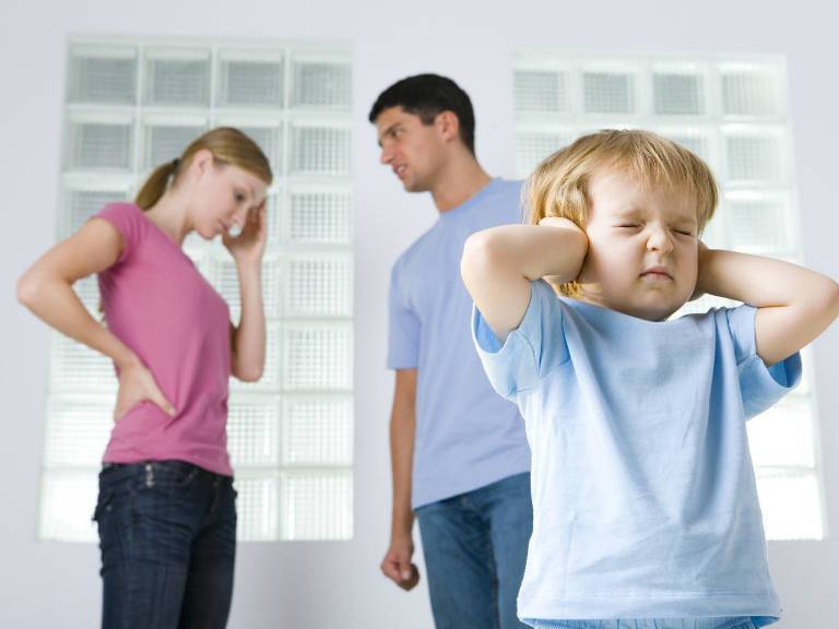 Ссора родителей при ребенке, что делать и как себя вести