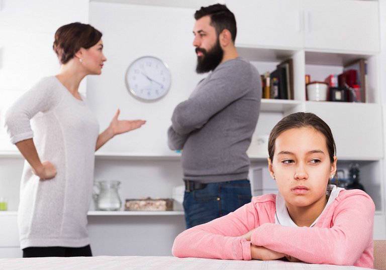 Ссора родителей при ребенке, что делать и как себя вести