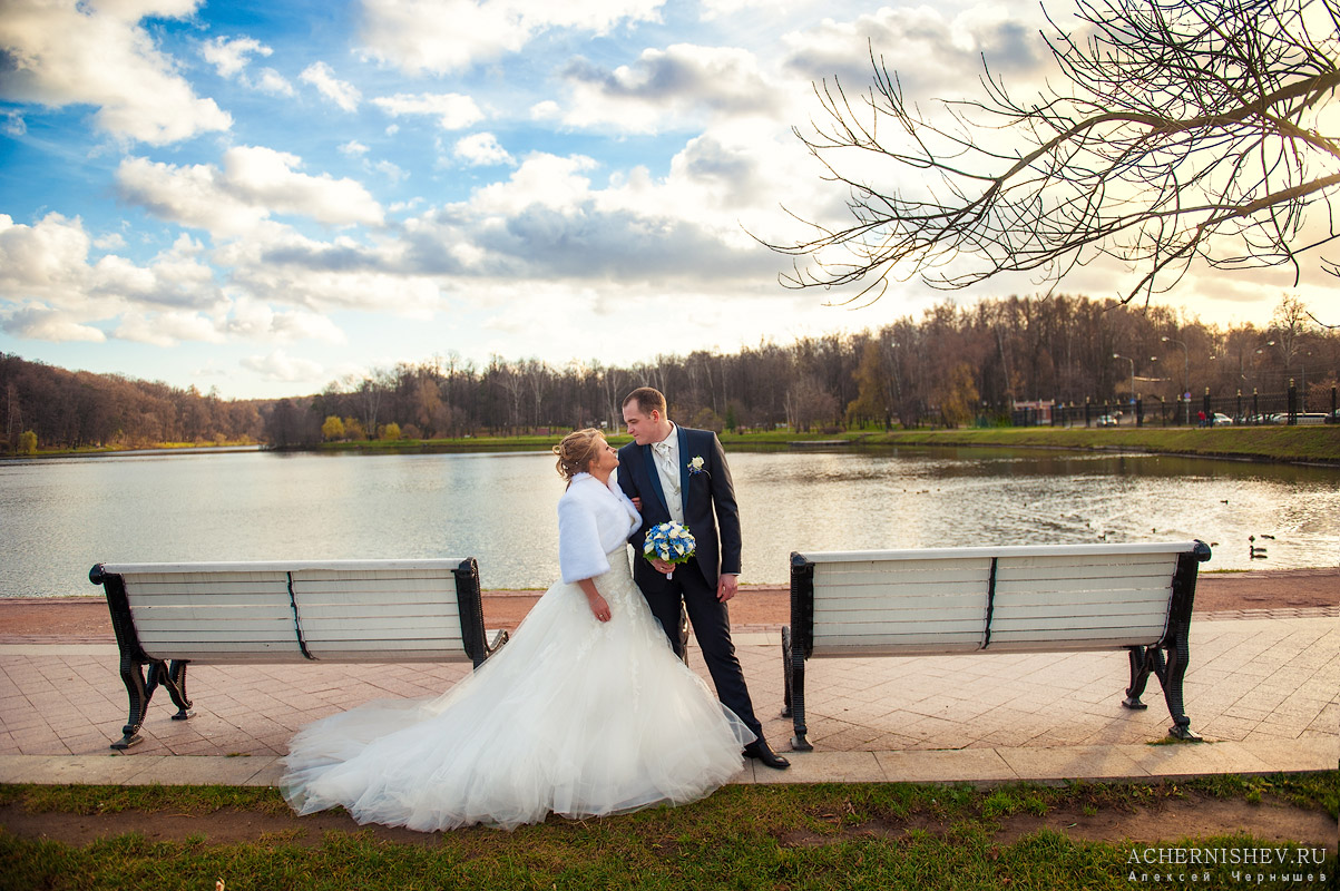 Свадьба в ноябре - жених с невестой у пруда