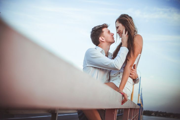 Как проверить чувства мужчины: 7 признаков любви