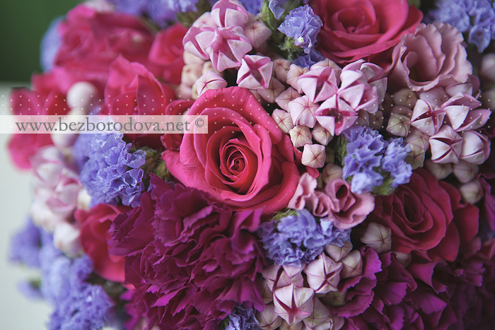Яркий малиновый букет невесты из роз и гвоздик