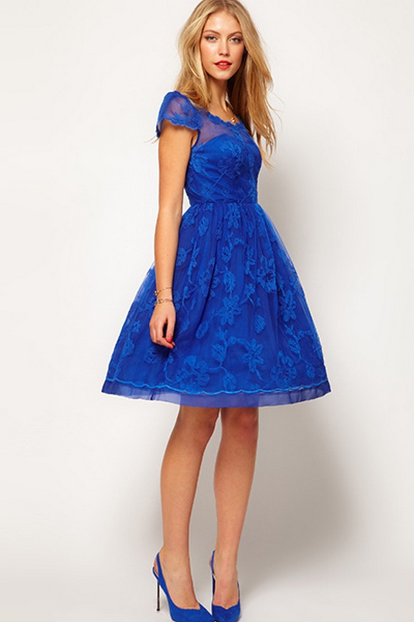 Идеальный тандем для вечернего аутфита – на тон отличающиеся по цвету синее платье и туфли
