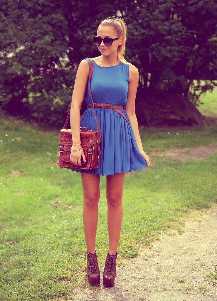 Вишневая обувная пара – прекрасное дополнение к образу с платьем холодного синего оттенка