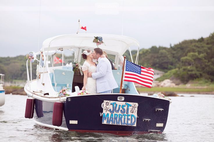 Свадебный кортеж: лодка