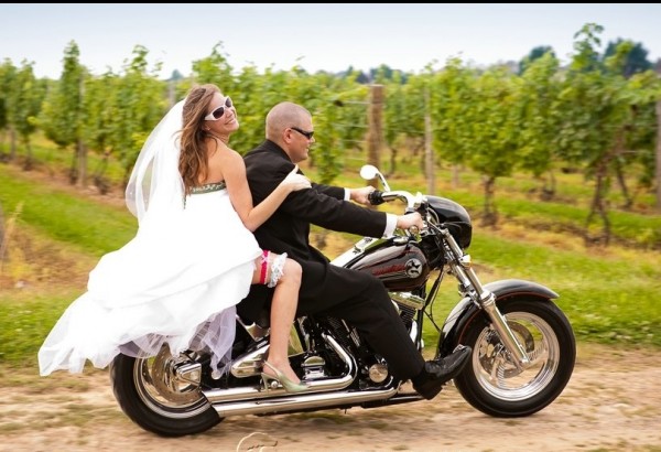 Свадебный кортеж: мотоцикл