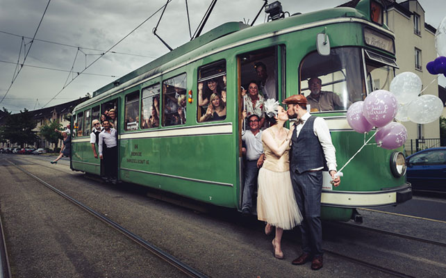 Свадебный кортеж: трамвай