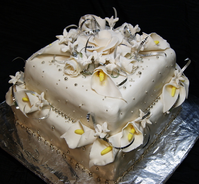 Фото к рецепту: Торт с белыми цветами (двухярусный)
