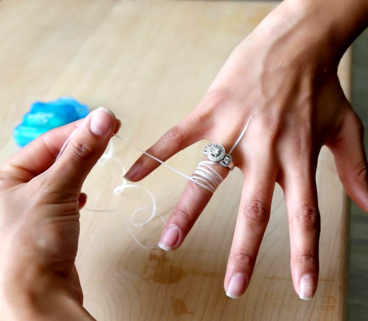 Как снять кольцо с отекшего пальца при помощи нитки?