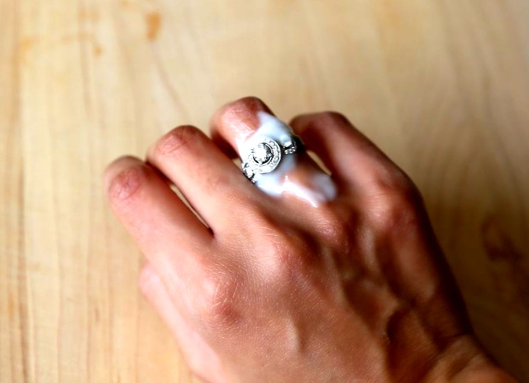Как снять кольцо с пальца при помощи мыла, жира или масла