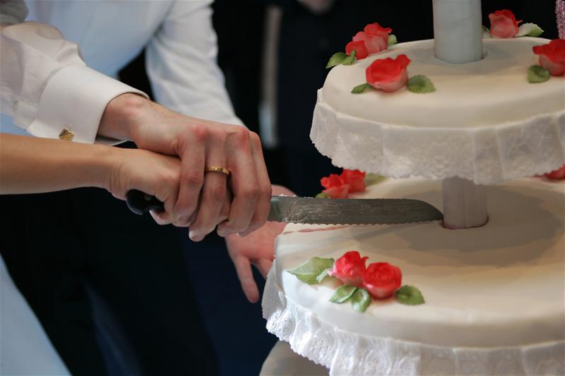 Как резать свадебный торт