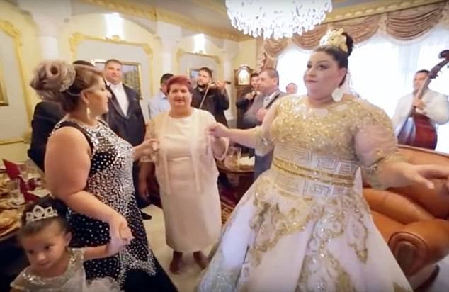 Цыганская свадьба с платьем за 175 тысяч долларов и дождем из денег